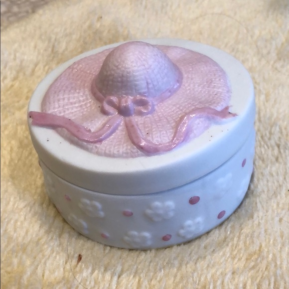 mod 70’s white metal earrings with box - Picture 5 of 5